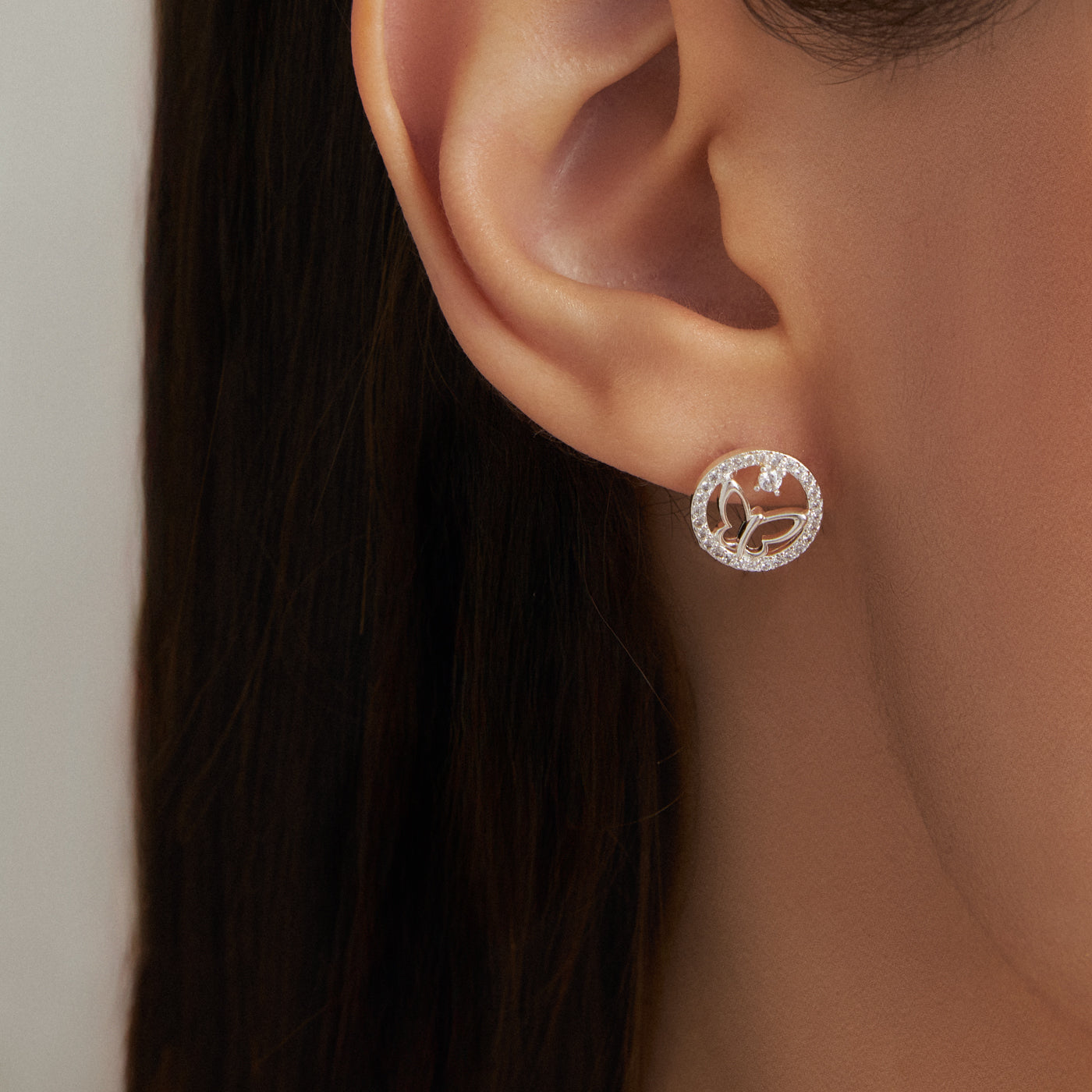 Brinco Borboleta com Borda Cravejada Folheado a Prata