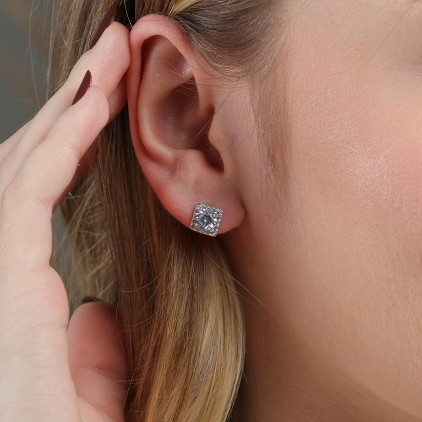 Brinco Quadrado Cravejado com Zircônia ao Meio Folheado a Prata