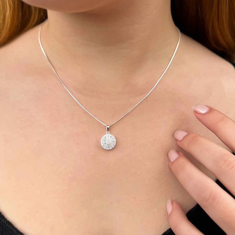 Colar Mandala Cravejada Com Zircônias Brancas Folheado a Prata
