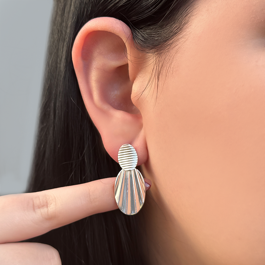 Brinco Oval Texturizado Orgânico Folheado a Prata