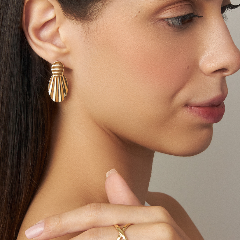 Brinco Oval Texturizado Orgânico Folheado a Ouro 18k