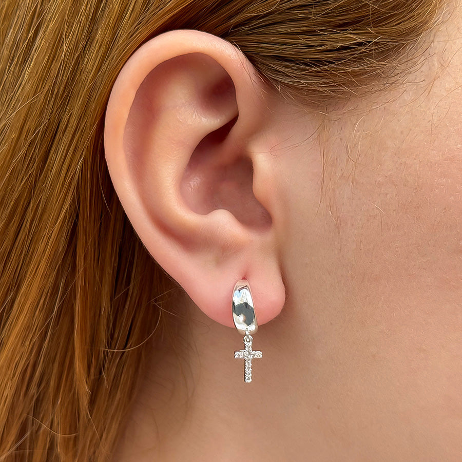 Argola Com Cruz Cravejada Folheado a Prata