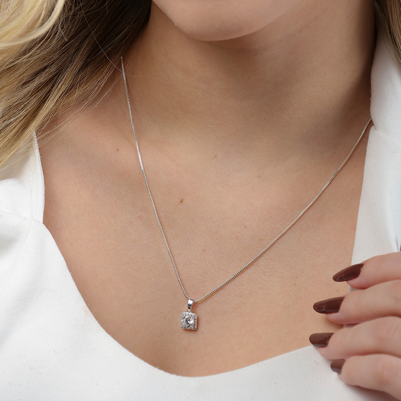 Colar Quadrado Cravejado com Zircônia ao Meio Folheado a Prata