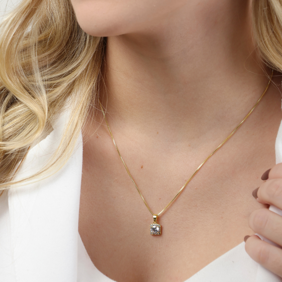 Colar Quadrado Cravejado com Zircônia ao meio Folheado a Ouro 18k