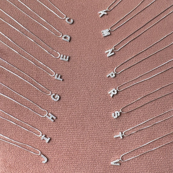 Colar Letra Cravejada Folheado a Prata