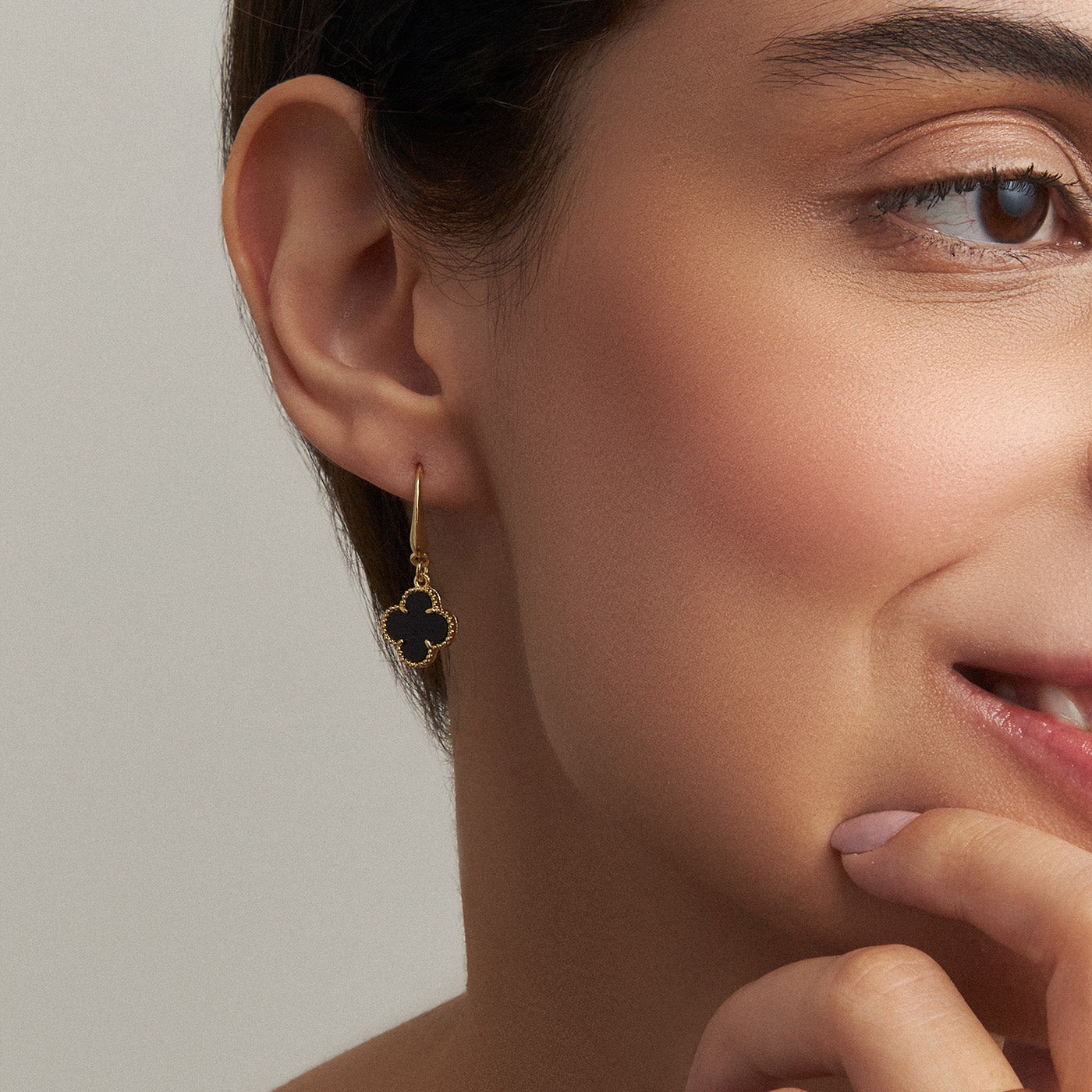 Brinco Trevo Preto Gancho Folheado a Ouro18k