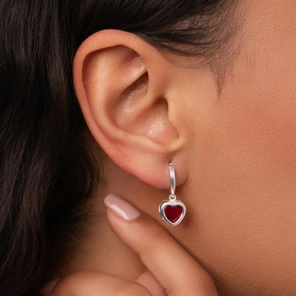 Brinco Argola Coração Vermelho Vazado Folheado a Prata