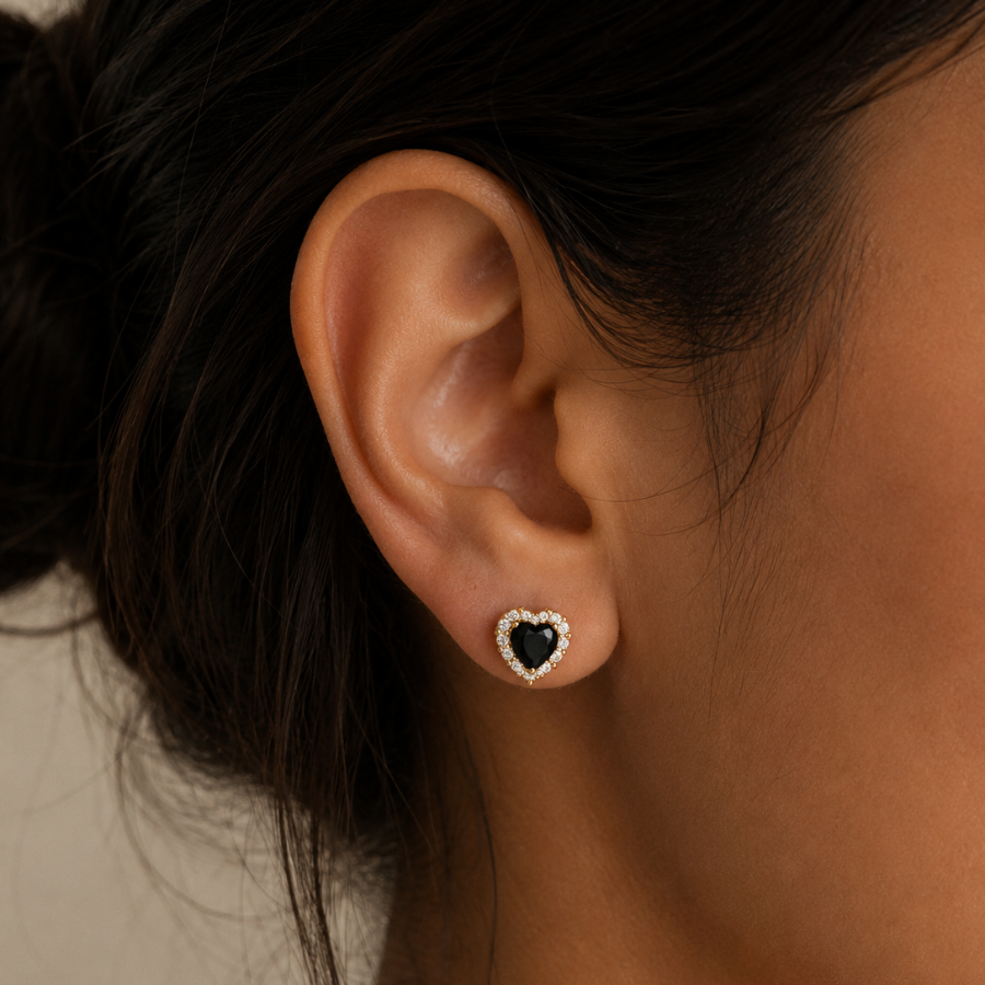 Brinco Coração Preto Borda Cravejada Folheado a Ouro 18k