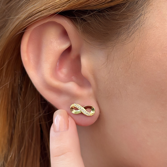 Brinco Infinito Liso Cravejado ao Meio Folheado a Ouro 18K