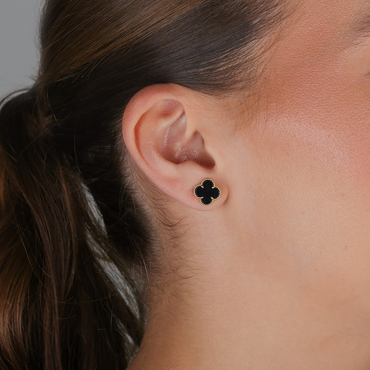 Brinco Trevo Preto Tarraxa Folheado a Ouro 18k