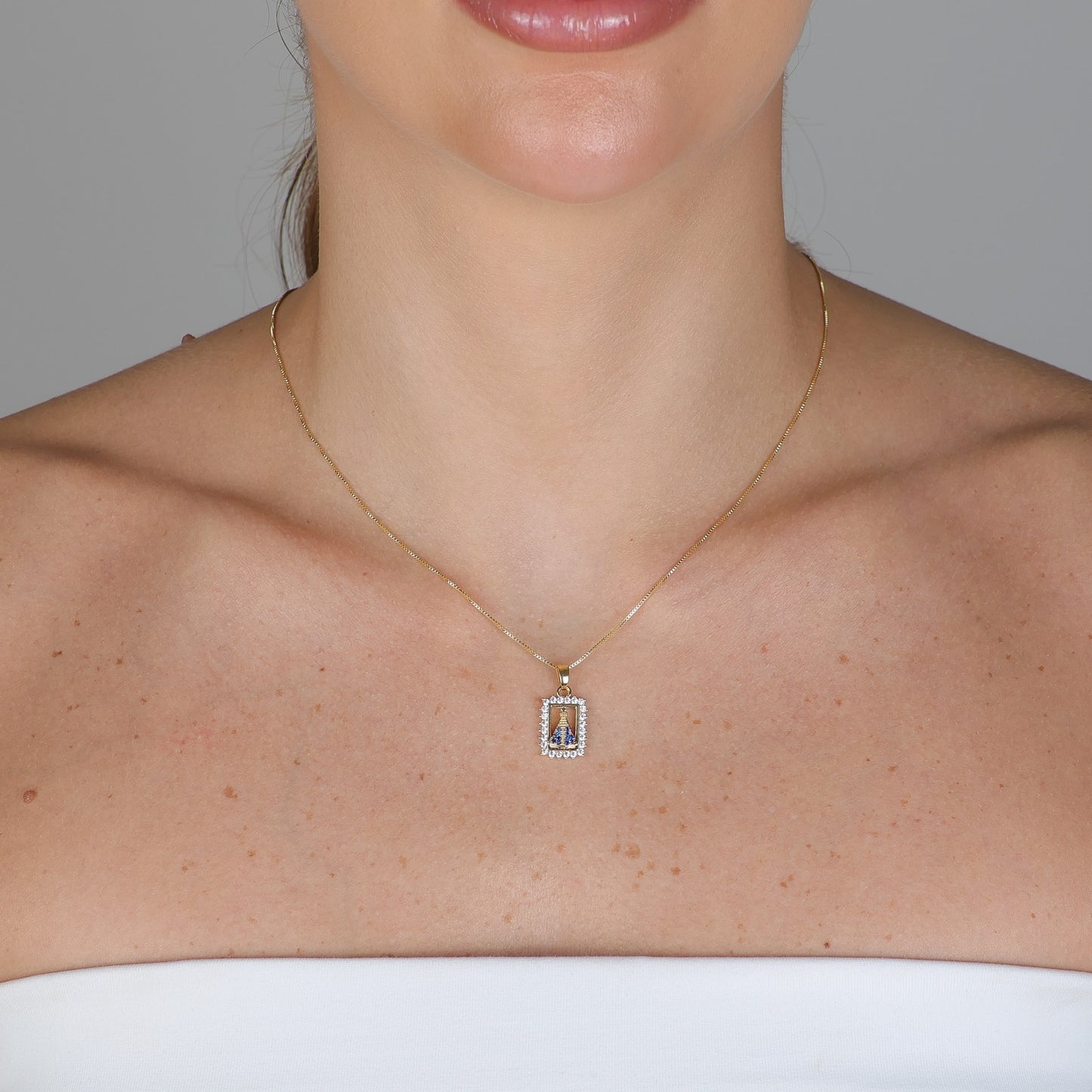 Colar Nossa Senhora com Moldura Cravejada Folheado a Ouro 18k