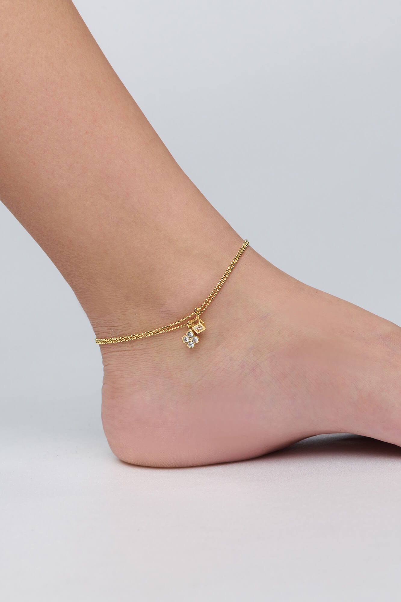 Tornozeleira Elo Mini Bolinha Pingente de Cubo Folheado a Ouro 18k