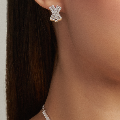 Brinco Fita Cravejada Com Zircônias Folheado a Prata