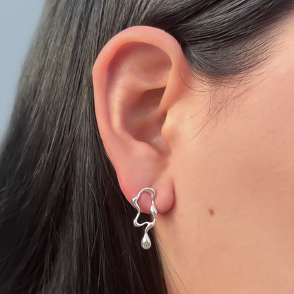 Brinco Formato Orgânico Folheado a Prata