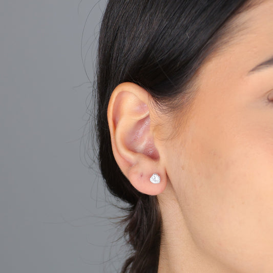 Brinco Mini Coração Cravejado Folheado a Prata