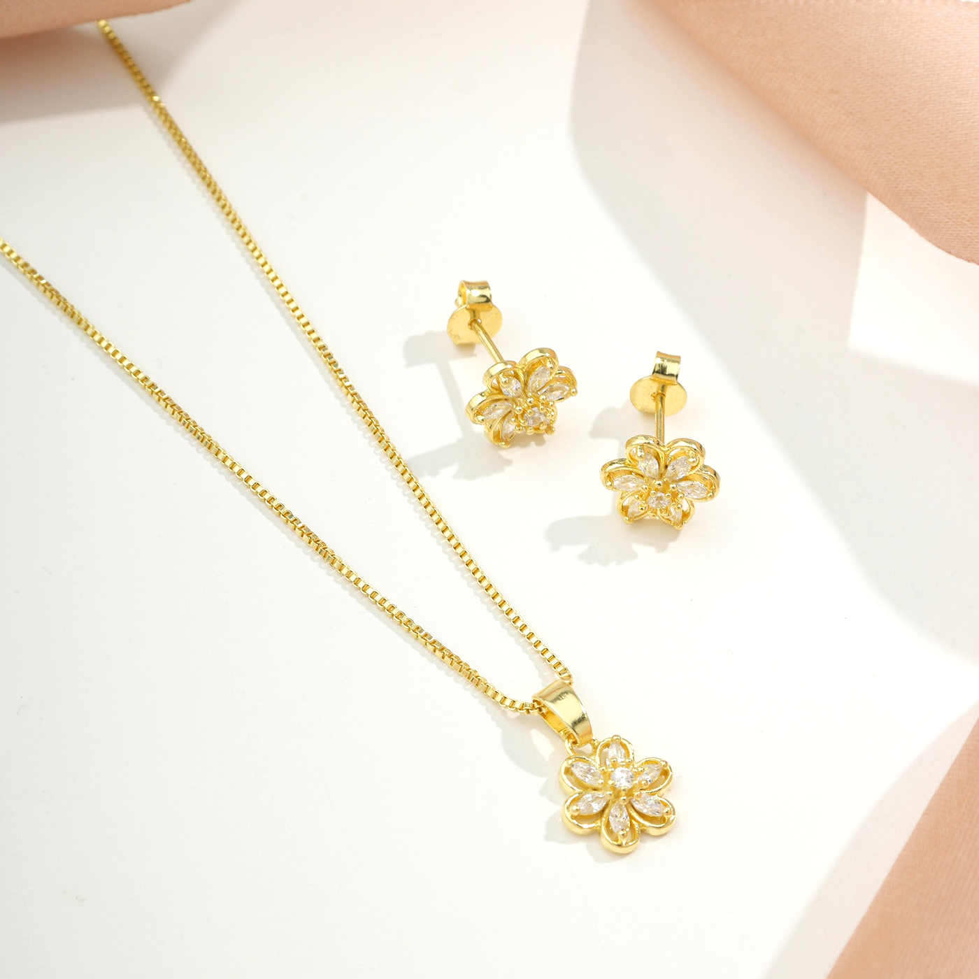 Conjunto Flor Pétalas de Cristal Folheado a Ouro 18k