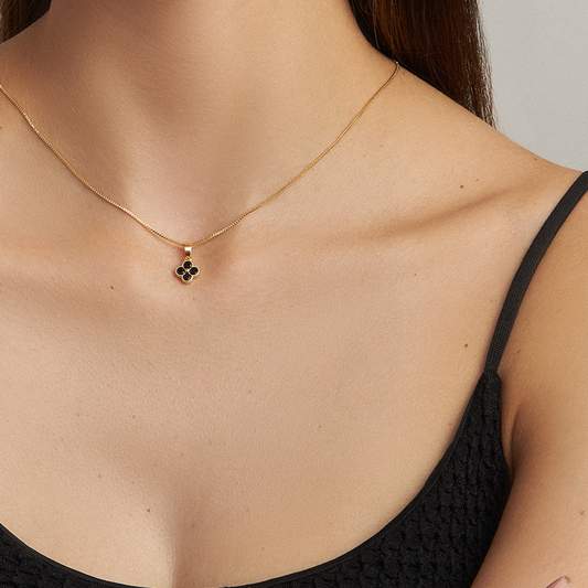 Colar Trevo Preto Trabalhado Folheado a Ouro 18k
