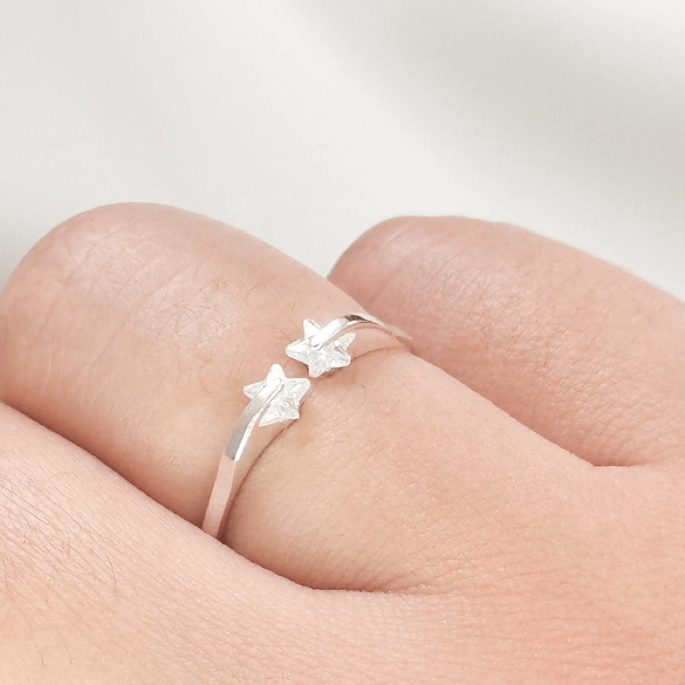 Anel Ester com Zircônias Folheado a Prata