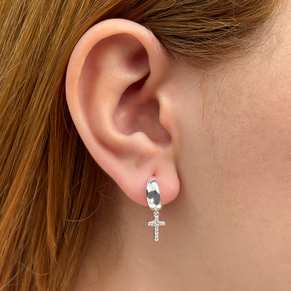 Argola Com Cruz Cravejada Folheado a Prata