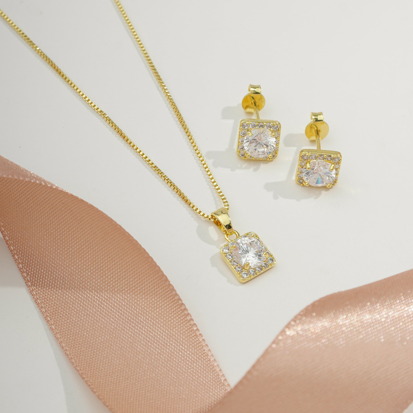Conjunto Quadrado Cravejado com Zircônia ao meio Folheado a Ouro 18k