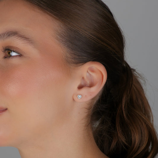 Brinco Mini Coração Cravejado Folheado a Prata