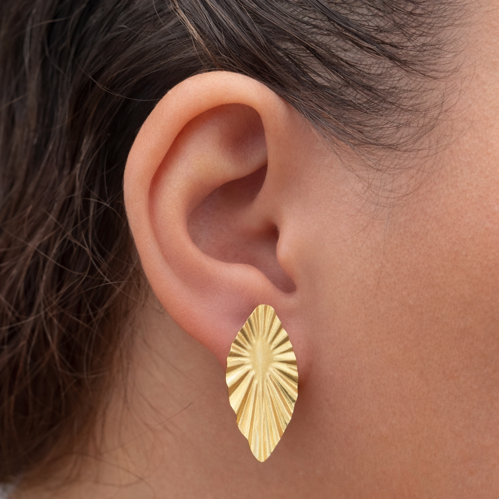 Brinco Orgânico Folha Texturizada Folheado a Ouro 18k