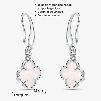 Brinco Trevo Branco Gancho Folheado a Prata