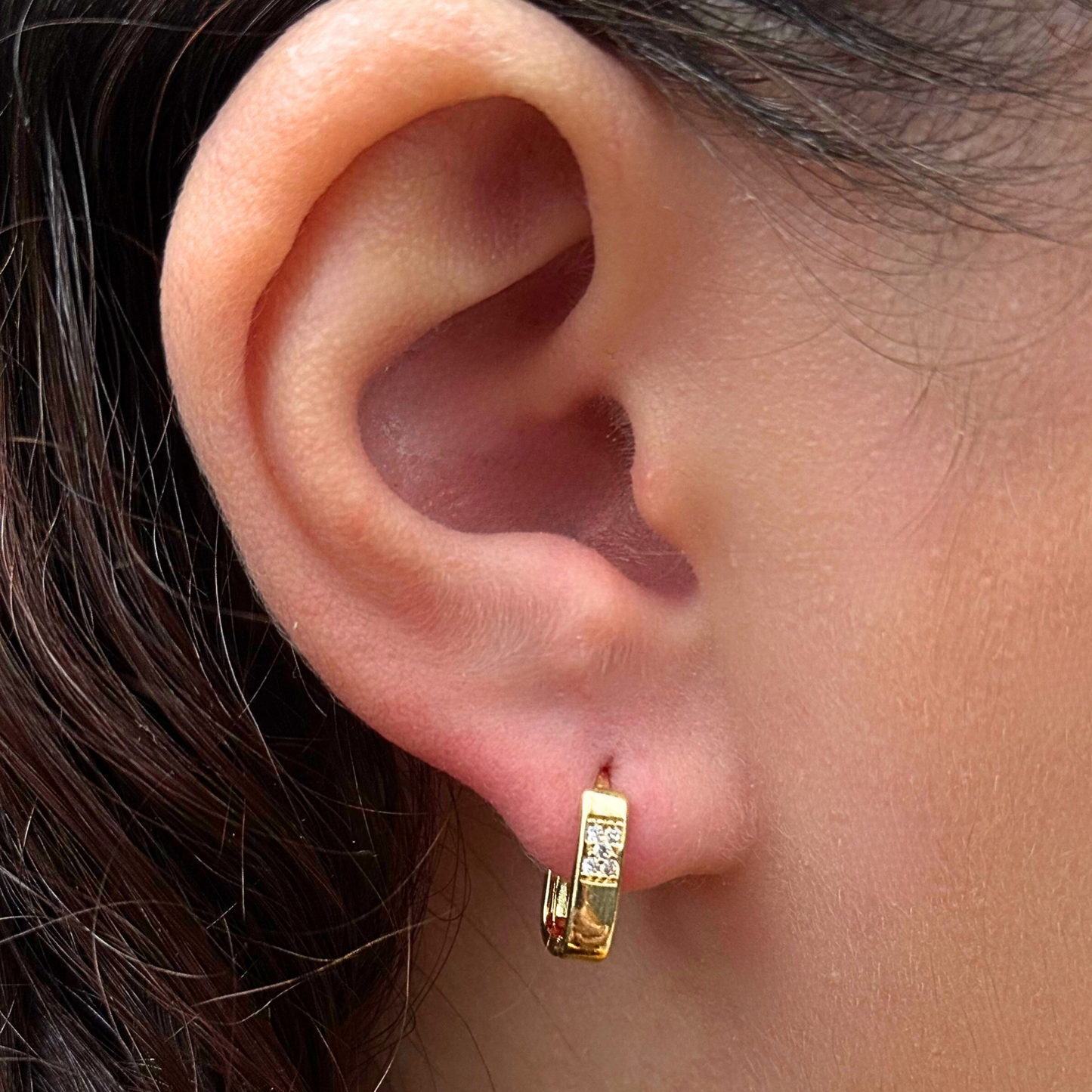 Brinco Argola Articulada com Zircônias Folheado a Ouro 18k