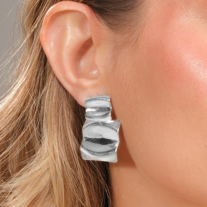 Brinco Orgânico Quadrado Ondulado Folheado a Prata