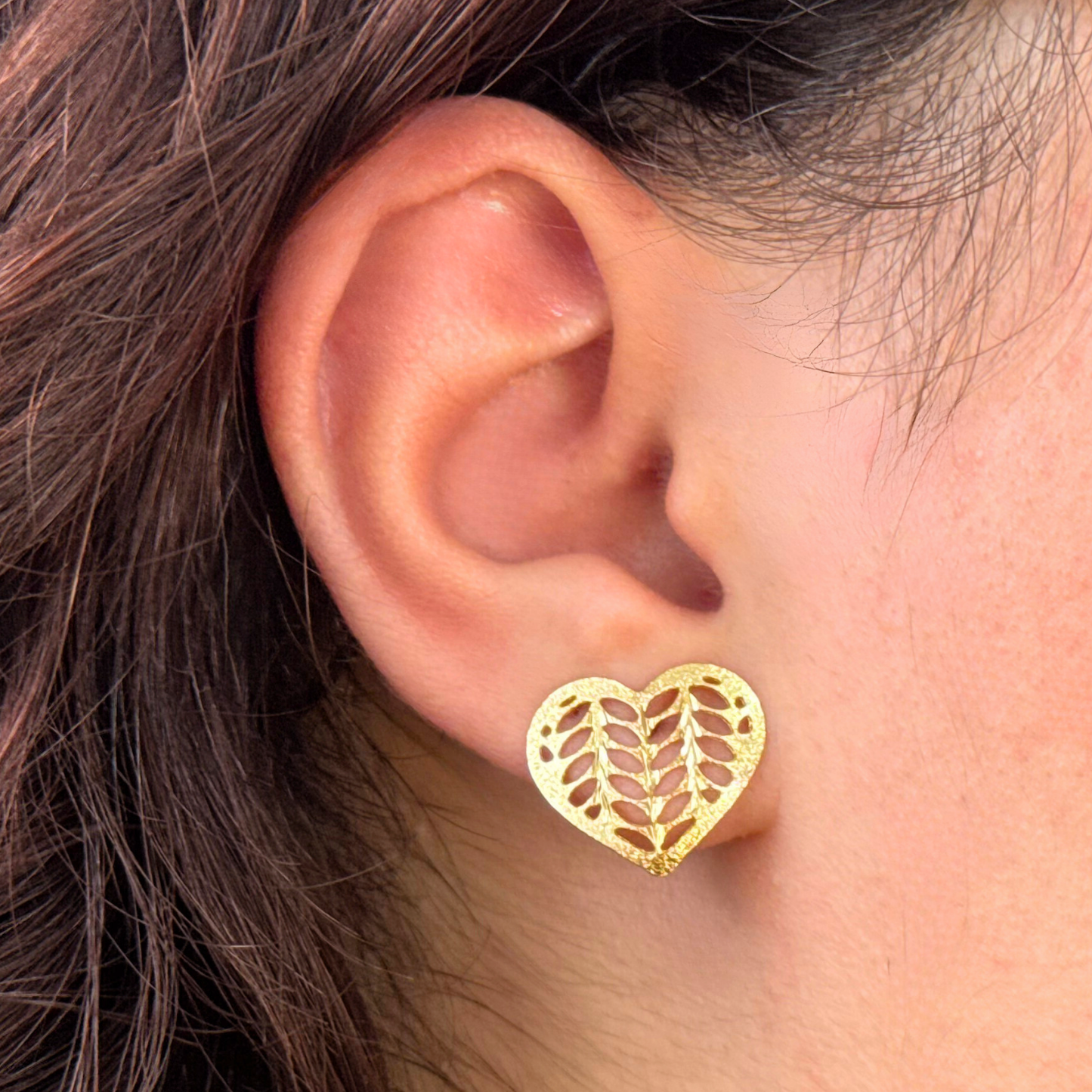 Brinco Coração Folhas Vazadas Folheado a Ouro 18k