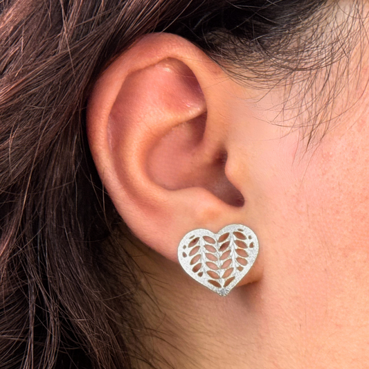 Brinco Coração Folhas Vazadas Folheado a Prata