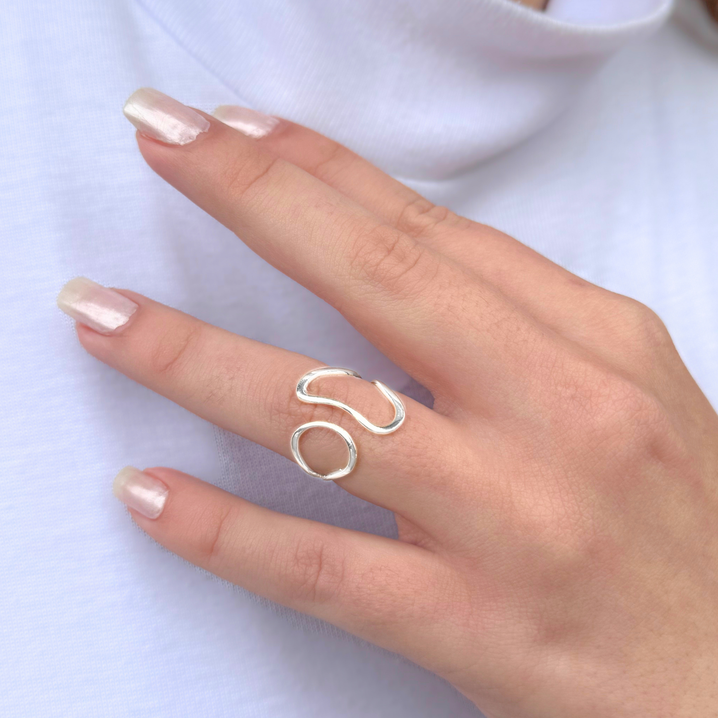 Anel Regulável Orgânico Vazado Folheado a Prata