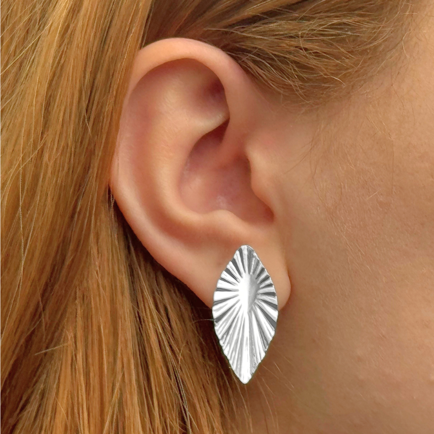 Brinco Orgânico Folha Texturizada Folheado a Prata