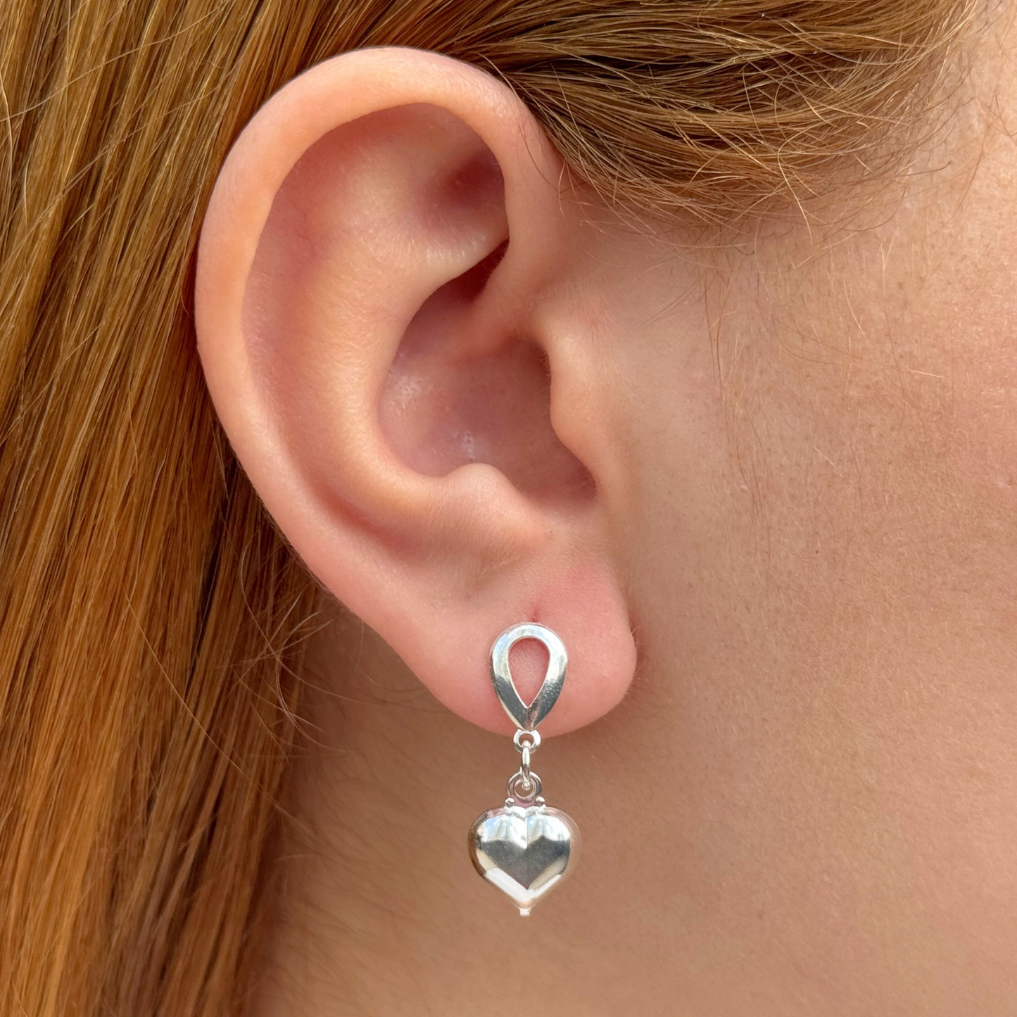 Brinco Gota Vazada Coração Oco Folheado a Prata