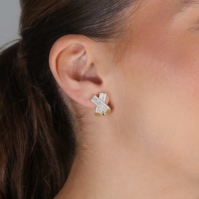 Brinco Fita Cravejada Com Zircônias Folheado a Ouro 18K