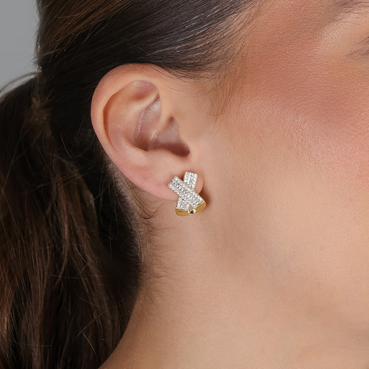 Brinco Fita Cravejada Com Zircônias Folheado a Ouro 18K