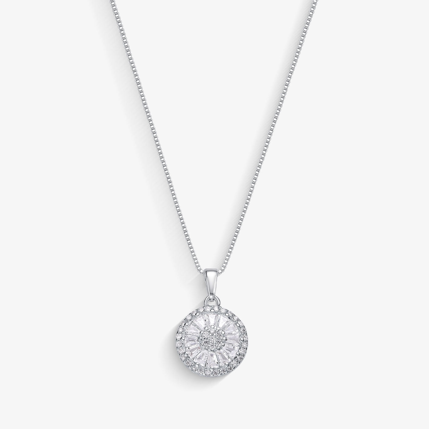 Colar Mandala Cravejada Com Pedras Brancas
