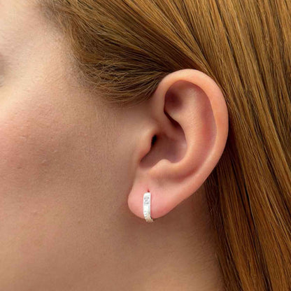 Brinco Argola Articulada com Zircônias Folheado a Prata