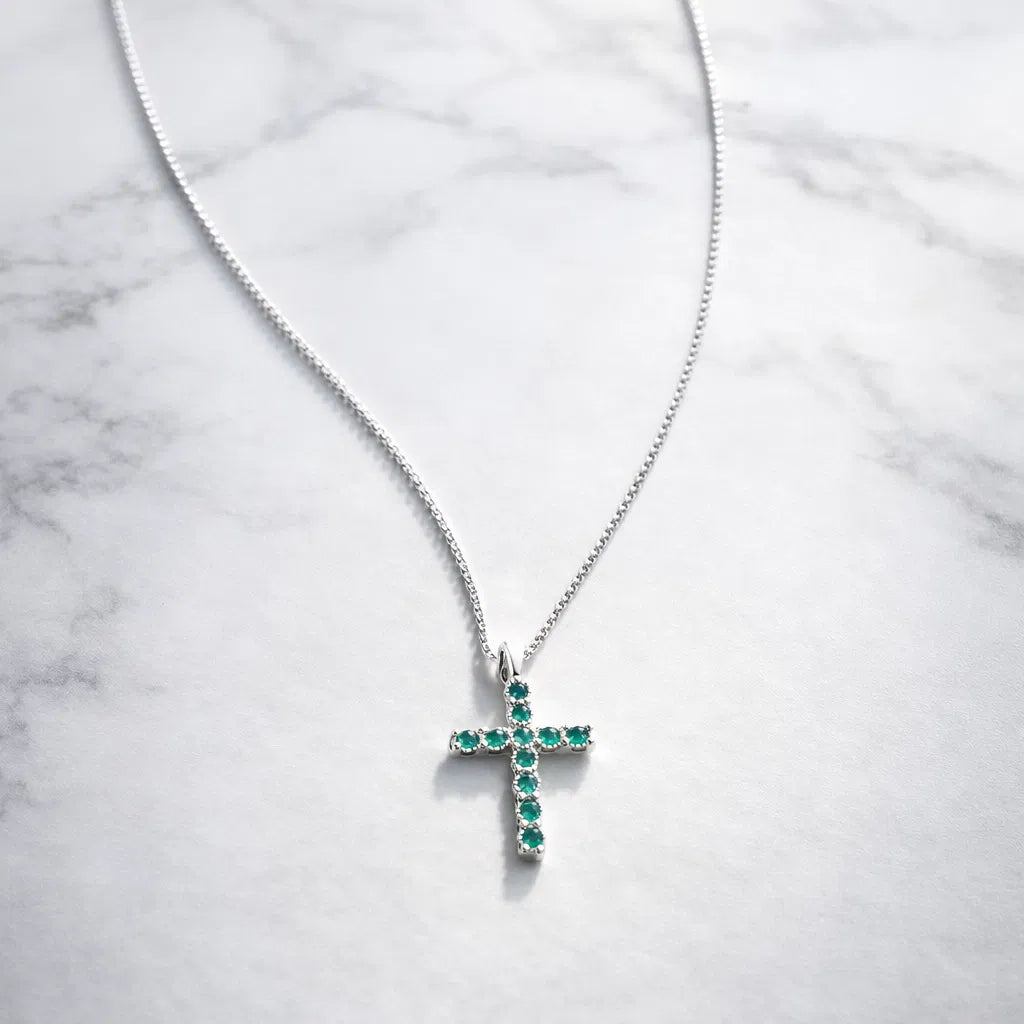 Colar Cruz Verde Borda Cravejada Folheado a Prata