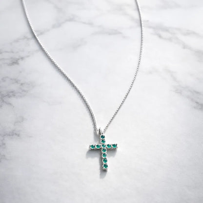 Colar Cruz Verde Borda Cravejada Folheado a Prata